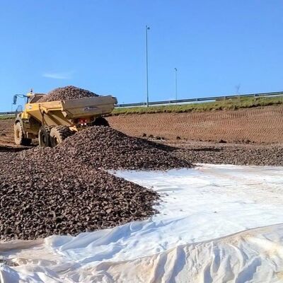 শিল্প গ্রেডের পলিপ্রোপিলিন পিইটি বোনা জিওটেক্সটাইল ফ্যাব্রিক ৩০০ গ্রাম টেকসই নদীর বাঁধের জন্য