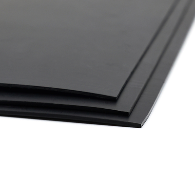মসৃণ পৃষ্ঠের HDPE জিওমেমব্রেন লাইনার যার টিয়ার শক্তি ≥25KN/m এবং কার্বন ব্ল্যাকের পরিমাণ ২.০-৩.০%