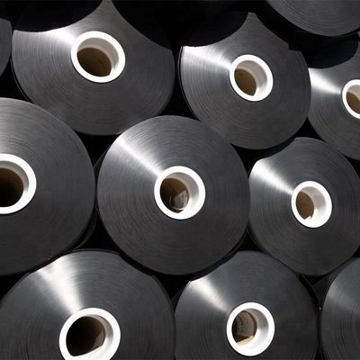 দৈর্ঘ্য 50 থেকে 100 মিটার HDPE জিওমেমব্রেন লাইনার, যা 15MPa এর বেশি টেনসাইল শক্তি এবং 2.0 থেকে 3.0 শতাংশ পর্যন্ত কার্বন ব্ল্যাক উপাদান সরবরাহ করে