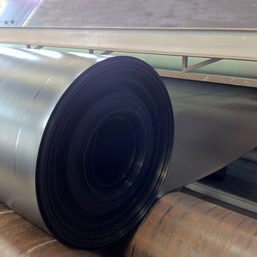 দৈর্ঘ্য 50 থেকে 100 মিটার HDPE জিওমেমব্রেন লাইনার, যা 15MPa এর বেশি টেনসাইল শক্তি এবং 2.0 থেকে 3.0 শতাংশ পর্যন্ত কার্বন ব্ল্যাক উপাদান সরবরাহ করে